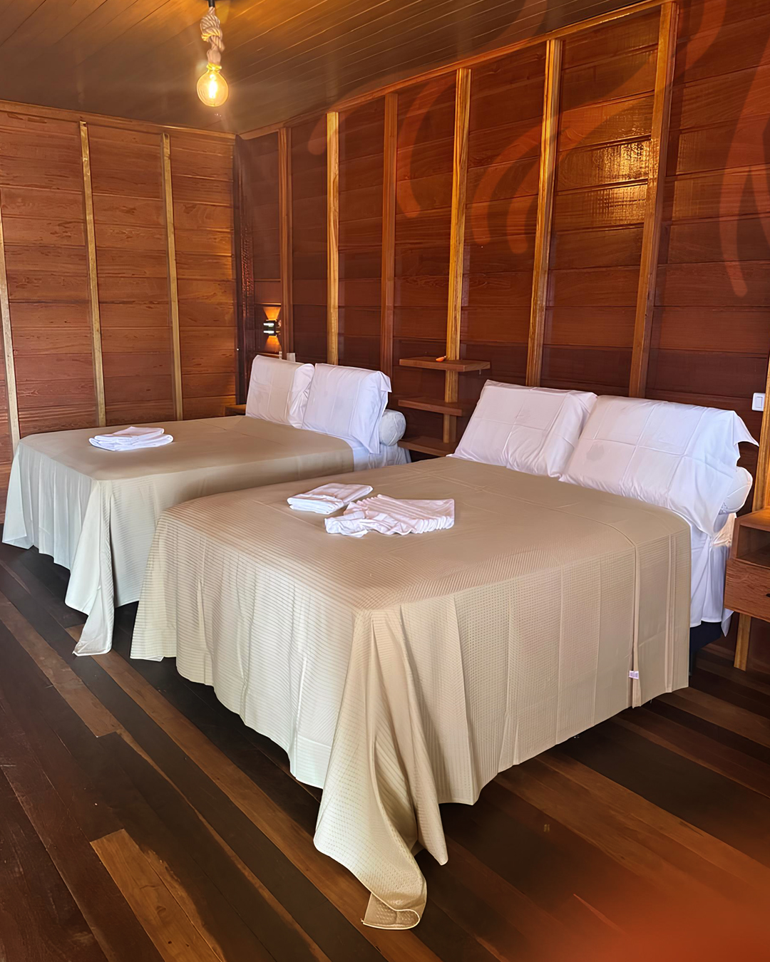 Quarto duplo climatizado da Pousada Pinima com cama de casal