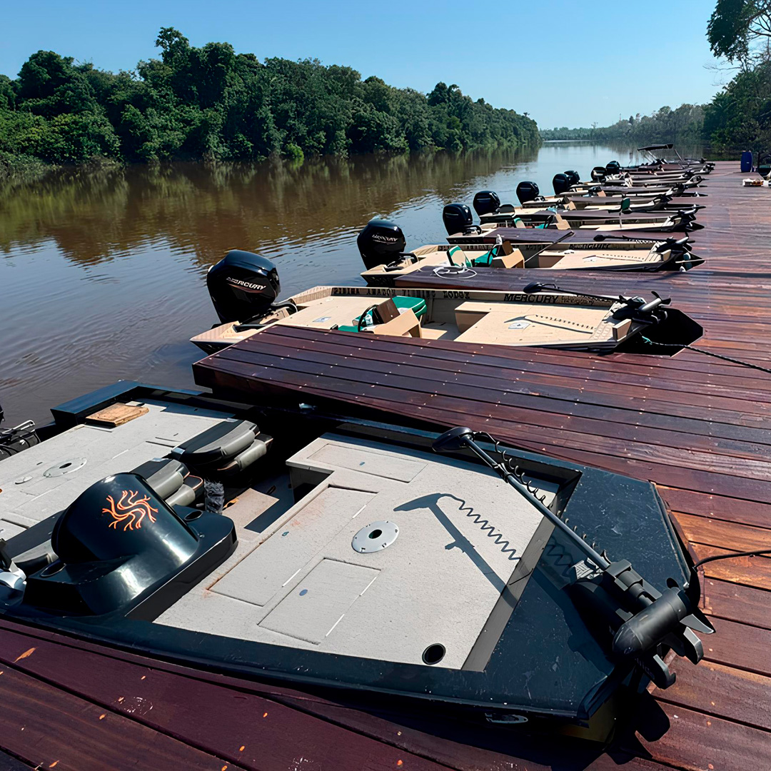Estrutura externa da Pousada Pinima no Rio Acari, Amazônia